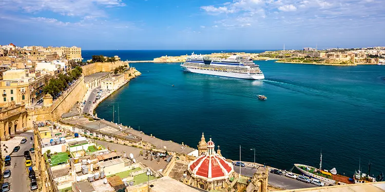 Ship luggage to Malta