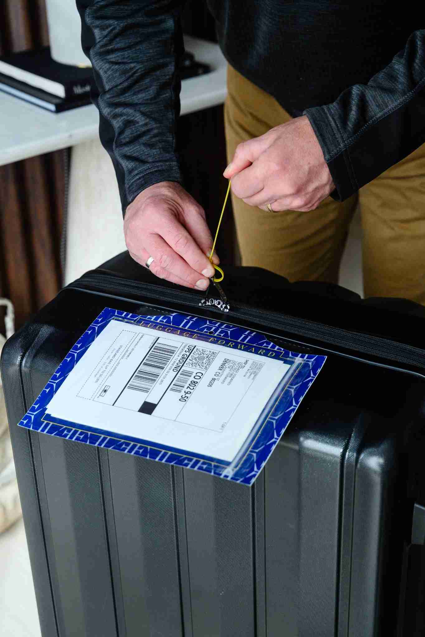 luggage shipping with tag